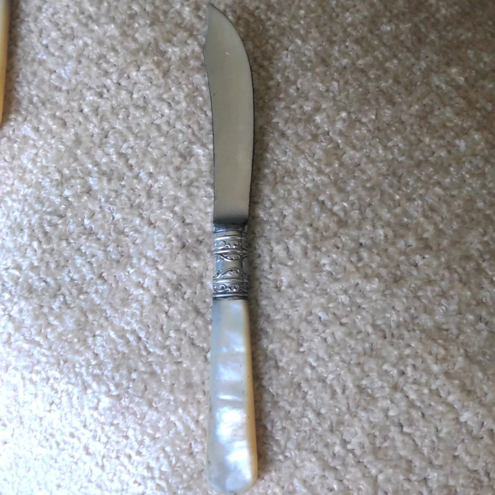 Sterling Vintage Knives, Mother of Pearl Handles, Fruit, Cheese, Etc. EUC